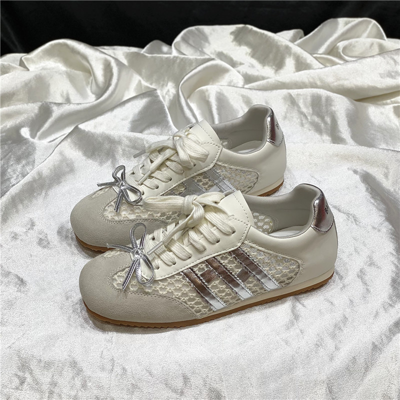 Los primeros zapatos casuales deportivos de cuero con superficie de malla transpirable estilo antiguo y explosivo para mujer 2025 verano nuevo estilo ligero y plano zapatos de red de entrenamiento alemán