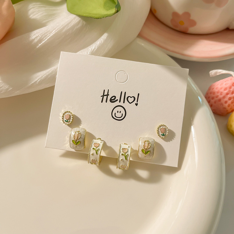 Juego de pendientes de aguja plateados, sencillos y compactos para mujer, pendientes geométricos en forma de corazón, bonitos, dulces y versátiles, venta al por mayor para puestos de mercado