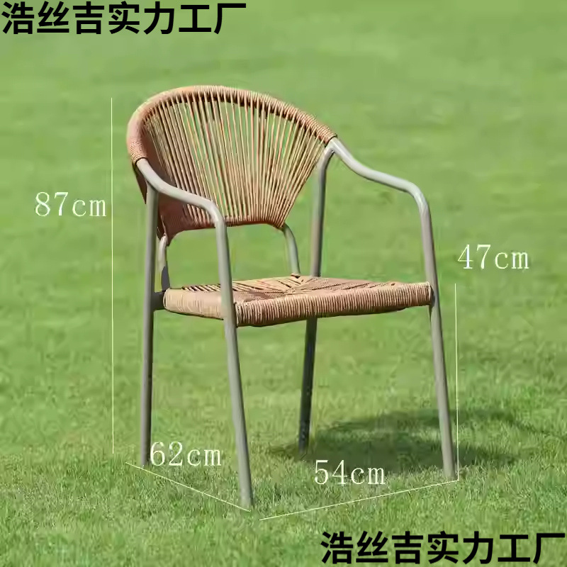 Una silla de proceso de cuerda de Ratán tejida (dos a partir del cabello) y una silla de proceso de cuerda de Ratán tejida.