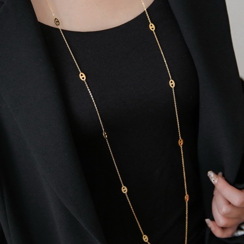 French retro 18K gold-plated niche luxury two-wear pig nose necklace long autumn and winter temperament titanium steel sweater chain