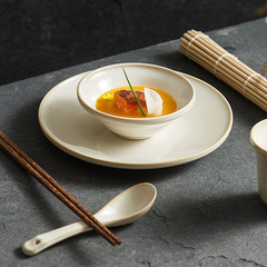 窯は陶磁器の笠に変わって米の茶碗を食べます。