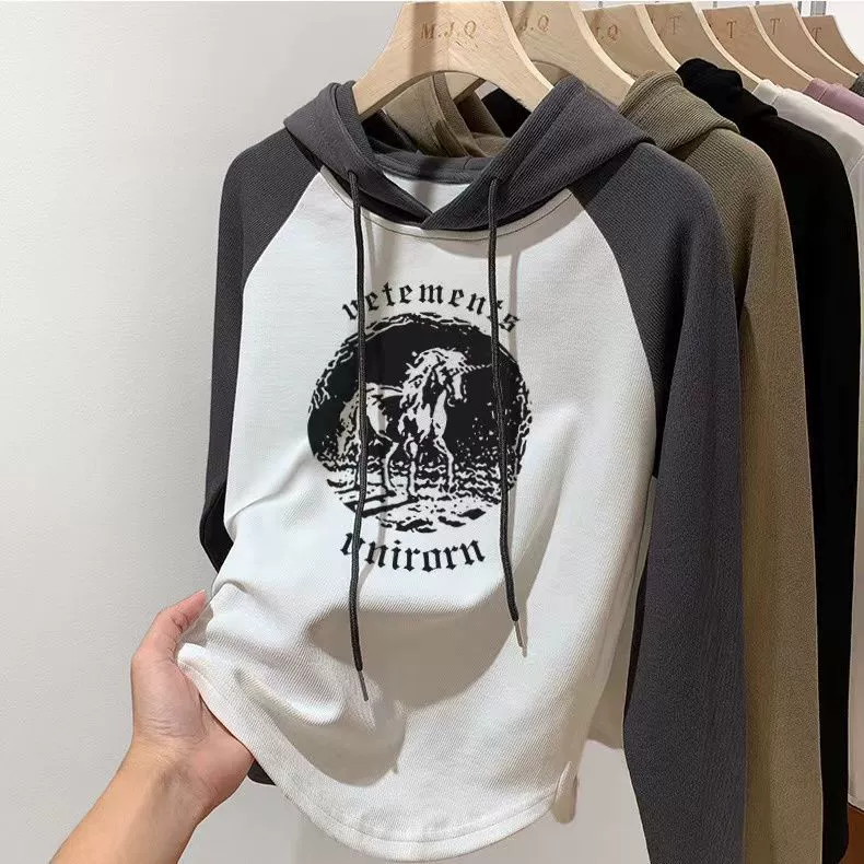 Американский ретро-топ с капюшоном и длинными рукавами для женщин, новый осенний дизайн, нишевый стиль, облегающий крой, укороченная длина, в стиле Ins.