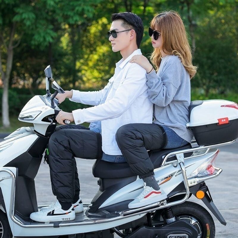 冬の電動バイクの膝を保護して保温します。|undefined