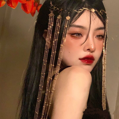 The evil concubine who brought disaster to the country, fringed ancient style Han costume, ancient style face curtain and forehead ornament, internet celebrity hair ornament, golden color