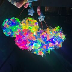 子供のレーザーはまぶしい発光の完成品の花灯を発射して提灯の小さい夜の明かりの観光地区のおもちゃを持って屋台の贈り物の卸売りを並べます。
