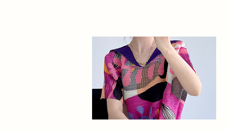 Đầm suông nữ midi in họa tiết cổ chữ V xếp ly tôn dáng eo — Màu xanh lam chi tiết 4