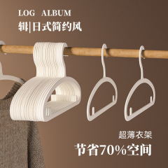 超薄ハンガー家庭用ハンガー無痕肩角滑り防止ハンガー省スペースベランダ箪笥乾湿両用服サポート