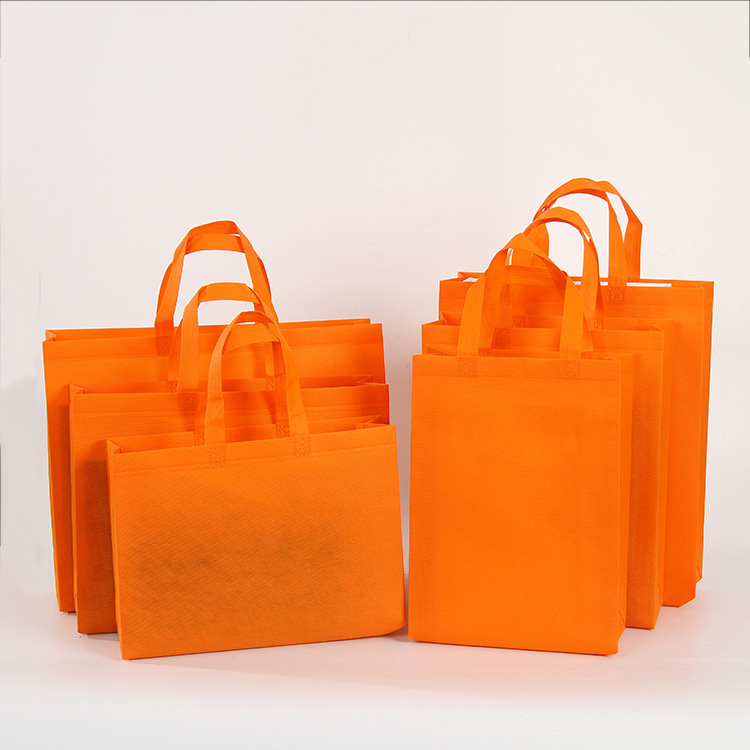 Bolsa de mano no tejida de color vertical en stock para aumentar el embalaje de regalo en blanco imprimible logotipo bolsas no tejidas