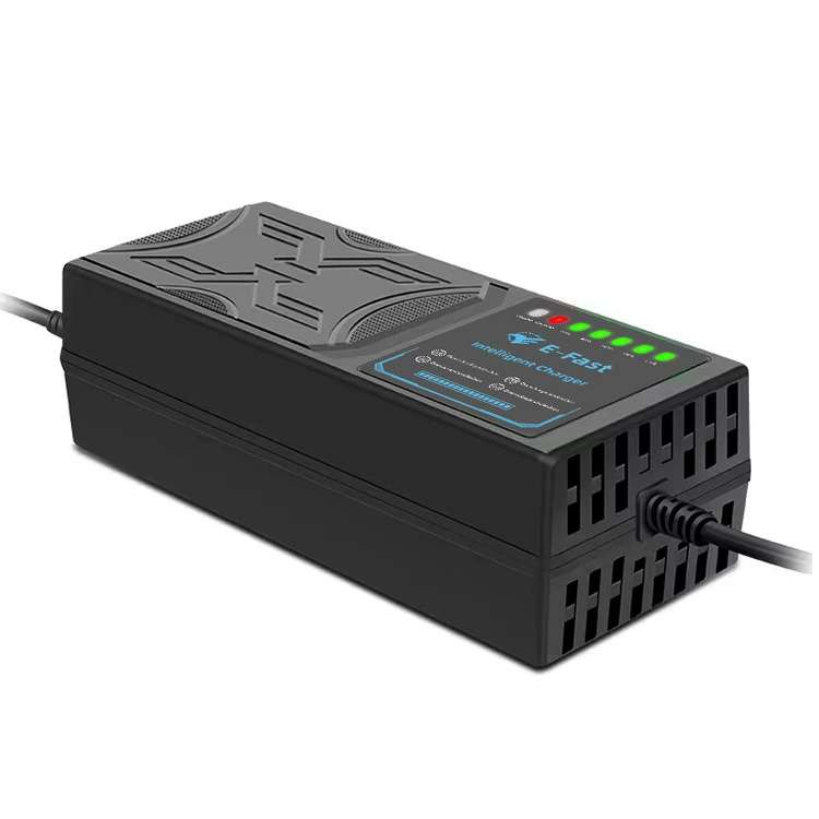 Зарядное устройство для электромобиля 48V30AH с 7-световой индикацией уровня заряда, защитой от обратного подключения, мониторингом температуры, автоматическим отключением при полном заряде и точным отображением уровня заряда.