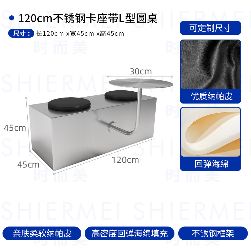 工業風カフェは壁に寄りかかってソファーに座っています。|undefined