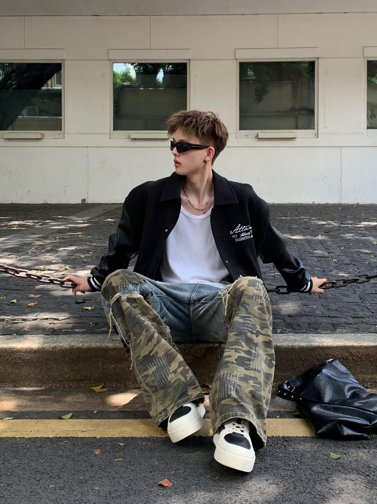 Junge Europäischen Und Amerikanischen Stil Pad Tuch Camouflage Patchwork Zerrissene Jeans 2025 Neue Street Fashion Design Lose Gerade_voghion.com