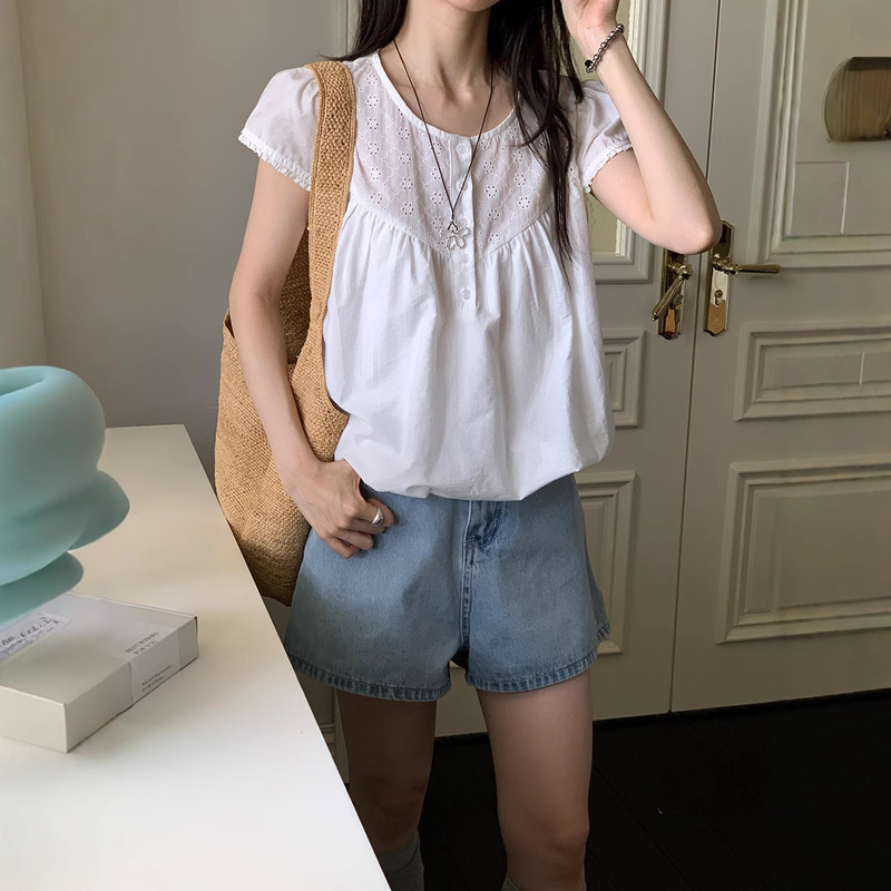 White Lace Doll Shirt Top Women's Summer Wei Song Dress 2025 New French Style Small Flying Sleeve Round Neck Shirt