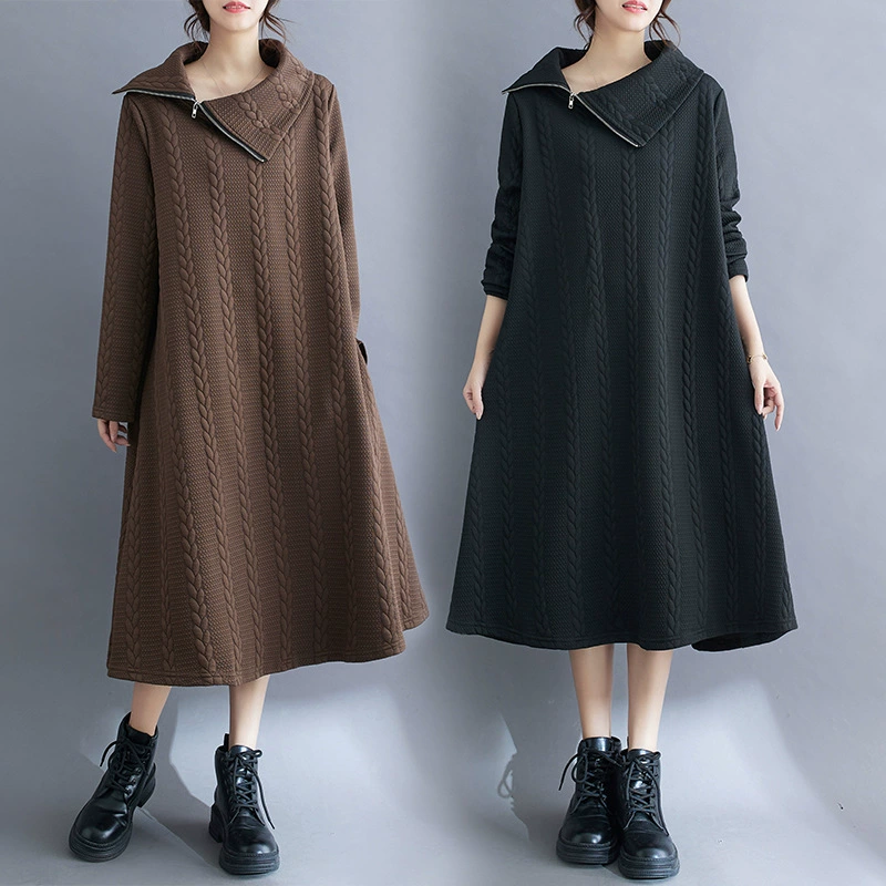 Реальные фото новой женской одежды больших размеров на осень-зиму 2025 года: свободное длинное платье с высоким нестандартным воротником для полных девушек.