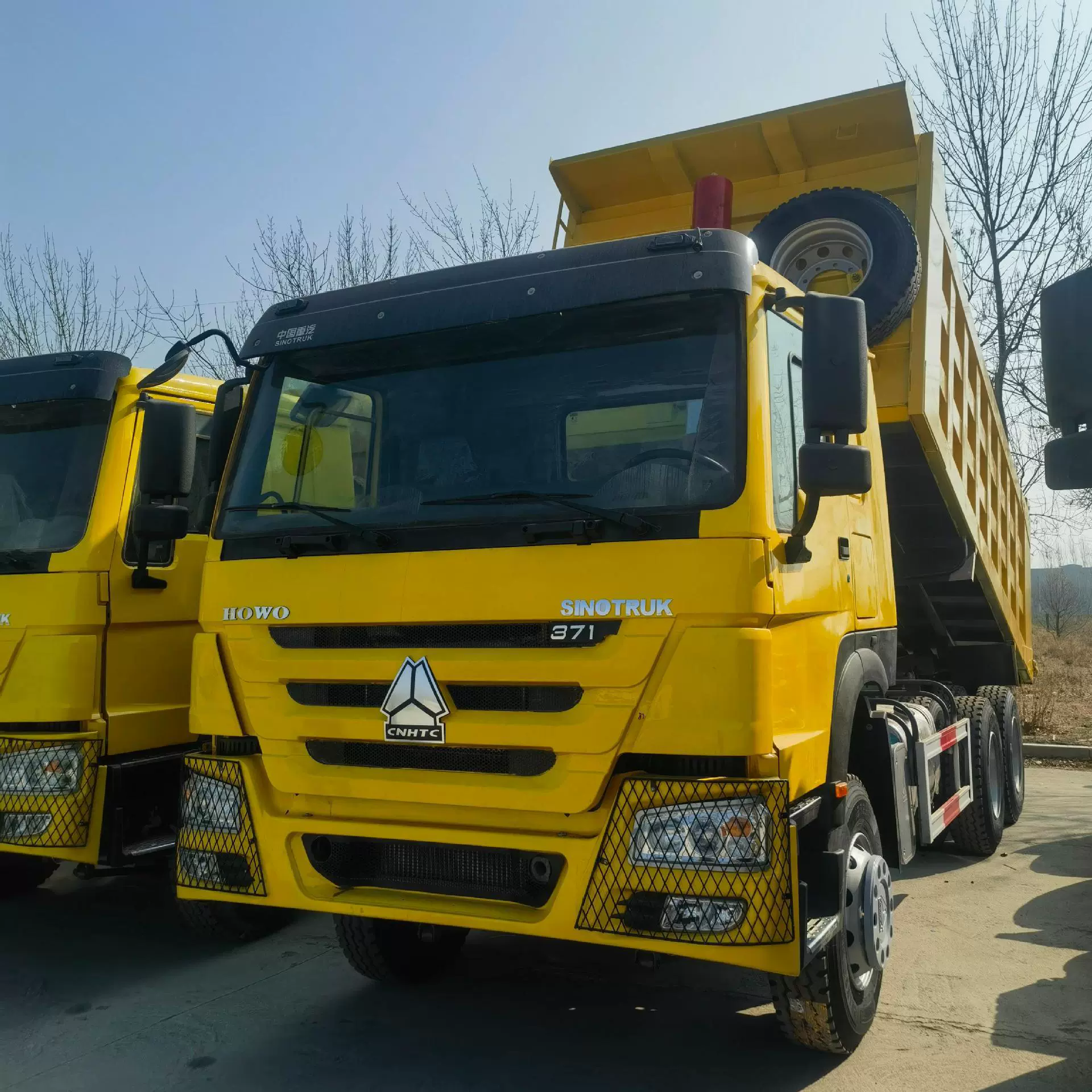 Самосвал HOWO Premium 371/380 л.с., 6*4, задний восьмиколесный, с задним опрокидыванием.