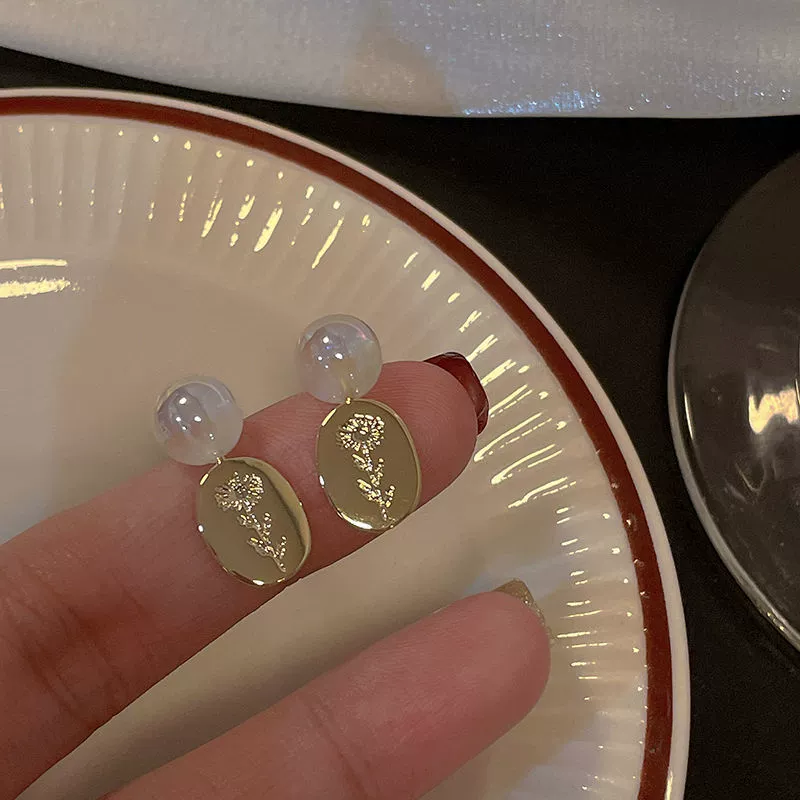 Серьги, серебряная игла 925, жемчужина и циркон floral ретро европейский стиль, лёгкий 0.036 кг