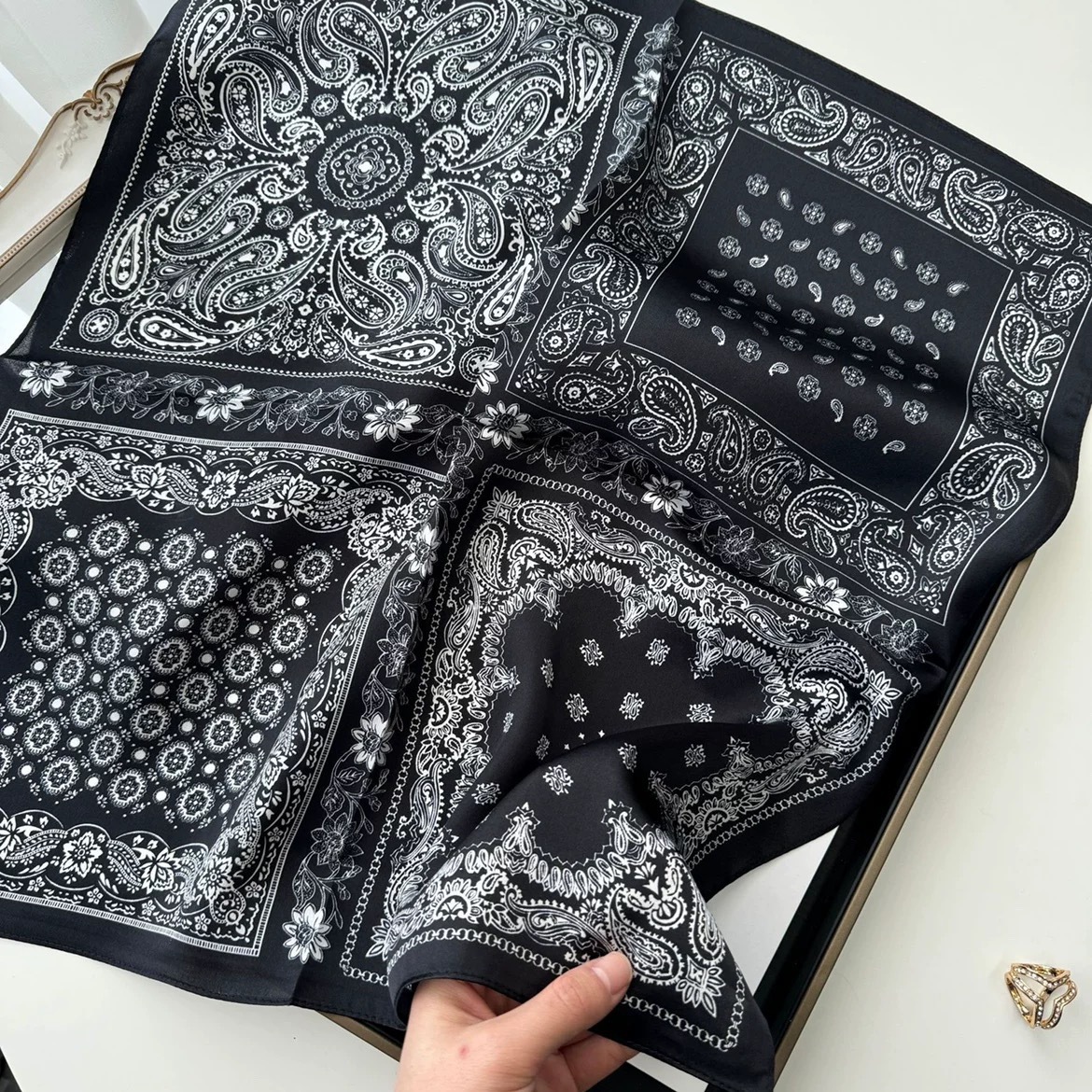 Primavera pequeña bufandas de seda ~ primavera y verano fresca sensación de reducción de la edad de las niñas coreanas pequeñas bufandas de seda de lujo ligero mujeres versátiles