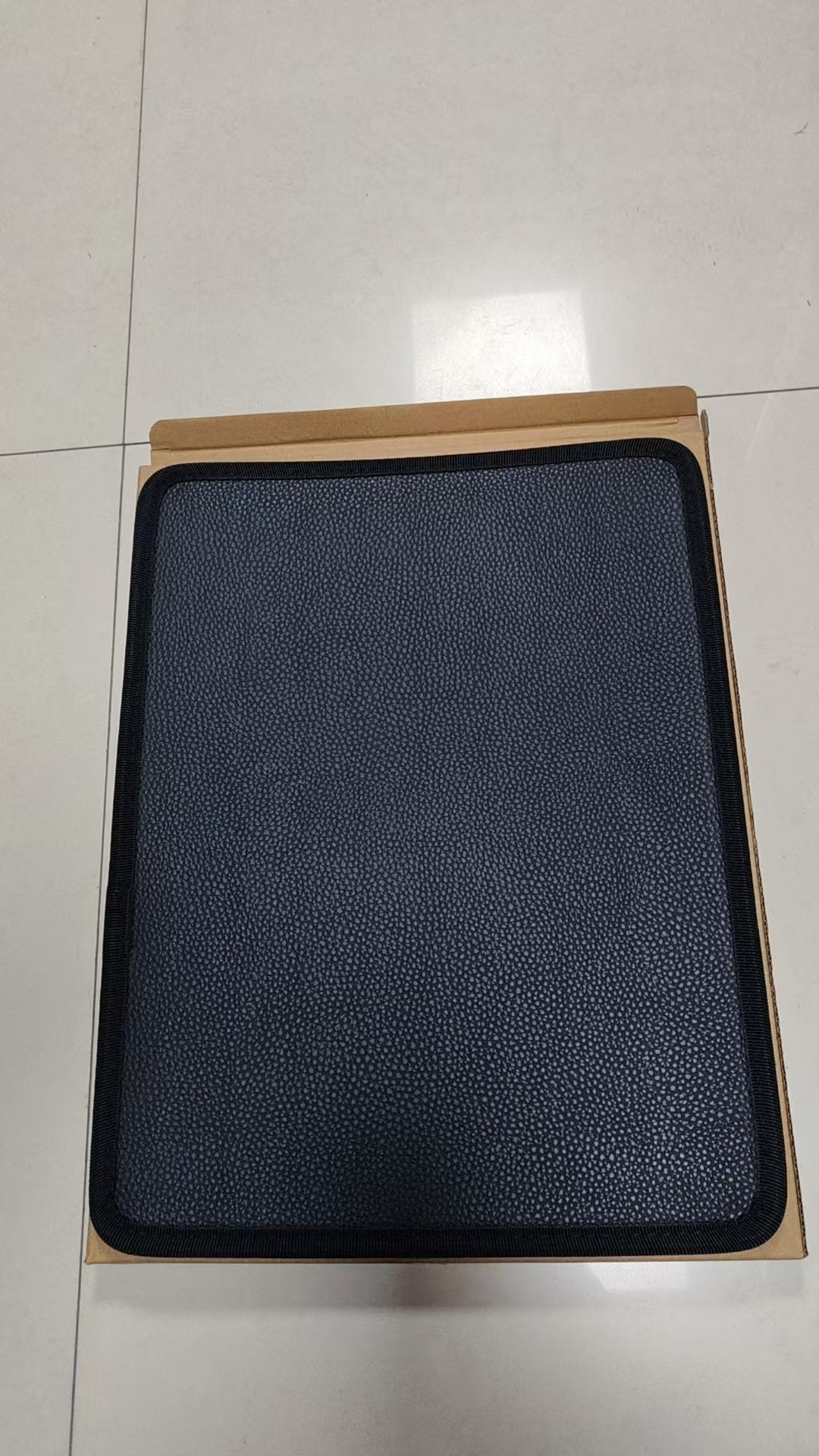 Tablero de cuero negro grande