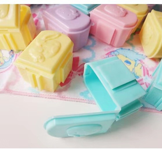 日本サンリオkt pp薬箱は、かわいいアニメストラップの携帯キャンディーを分割して収納することができる|undefined