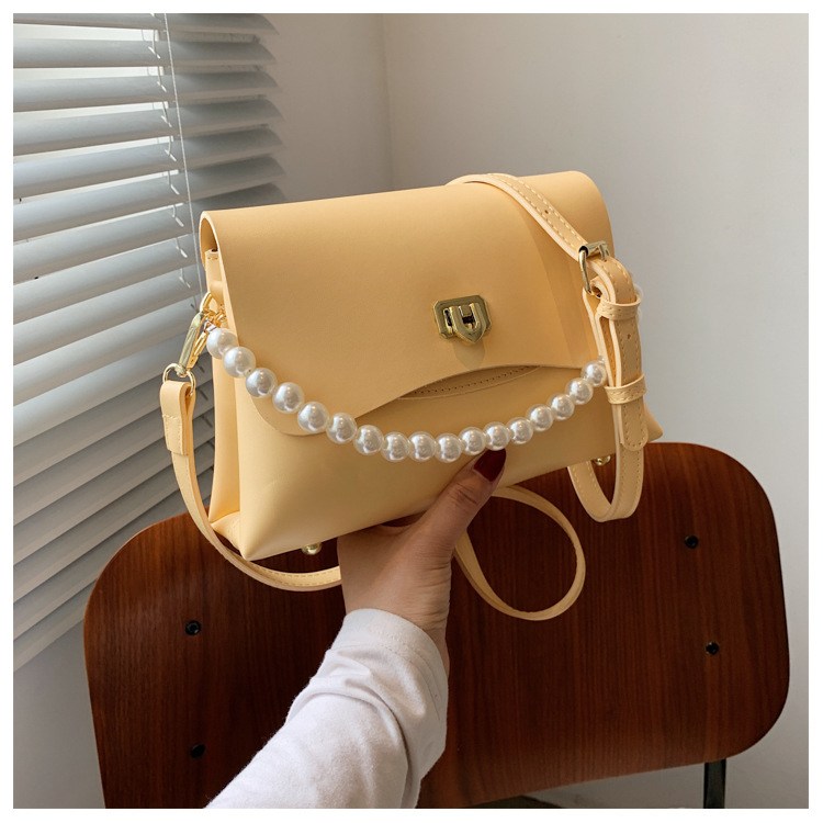 Korean Style Texture One-shoulder Messenger Pearl Chain Small Square Bag display picture 6