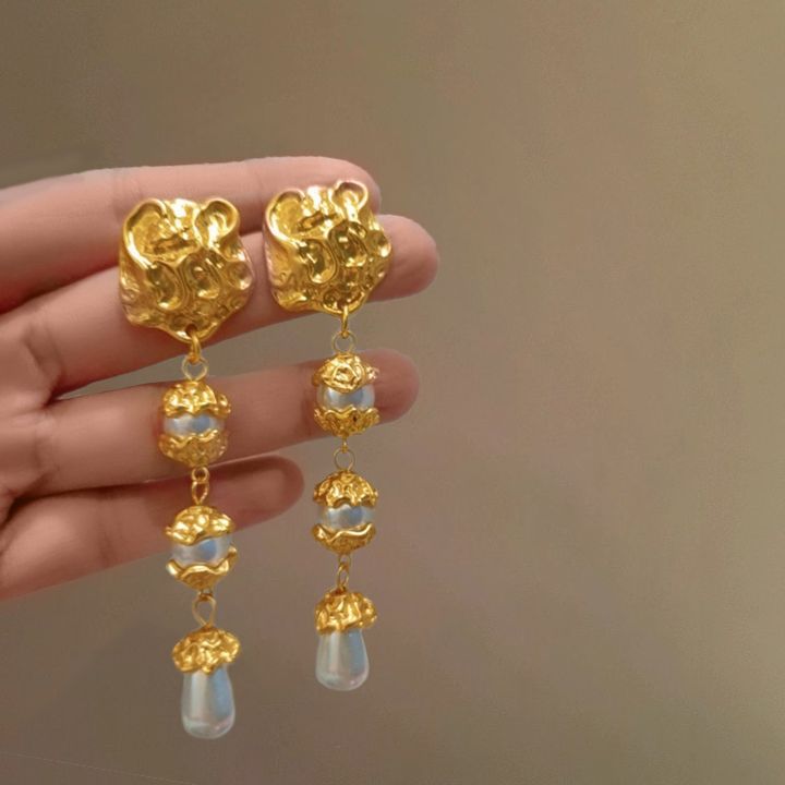 高級な真似のバロックは真珠のイヤリングをまねます。