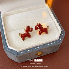 耳环;项链;手链