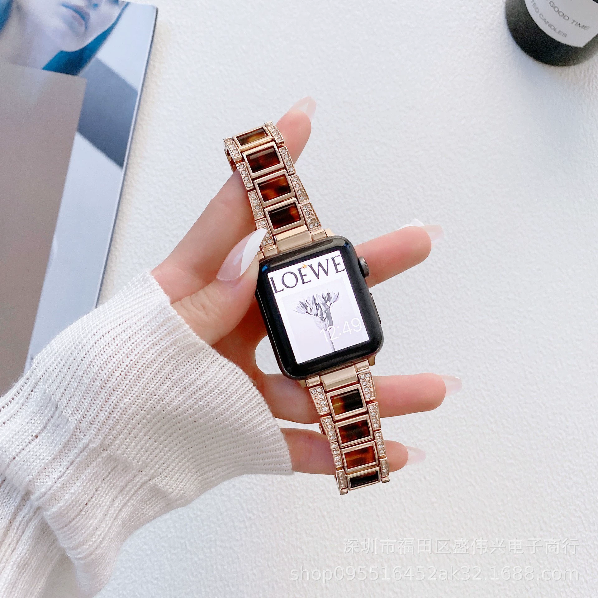 Применение Applewatch7654321 к Apple Watch представляет собой бриллиантовую мозаичную и боевую смоляную металлическую мужскую наручную ленту-ремешок