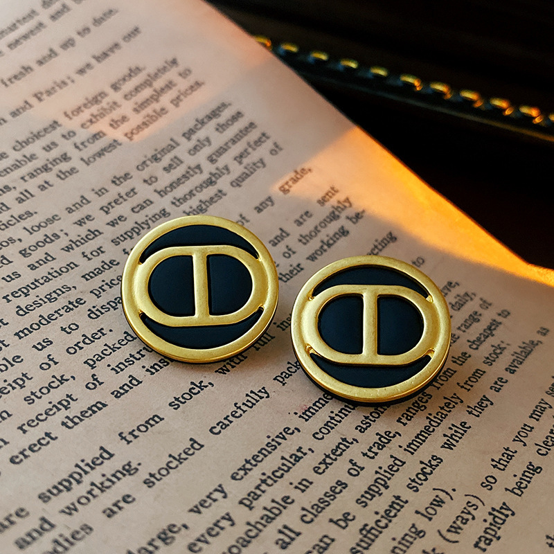 Pendientes de perlas asimétricas con cuernos de diamantes súper parpadeantes de plata Pendientes de nicho de viento frío femenino Pendientes de lujo ligero de alta calidad