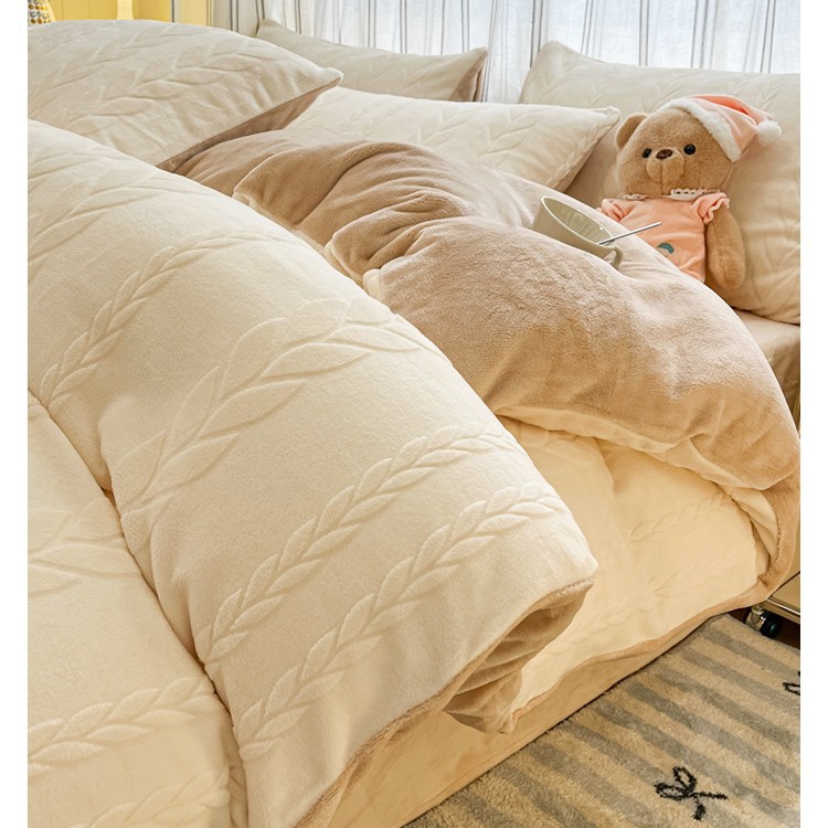 El conjunto de cuatro piezas de terciopelo de leche tallada otoño y invierno engrosado calentamiento 2025 nueva sábanas de terciopelo de coral cubierta de cama de tres piezas
