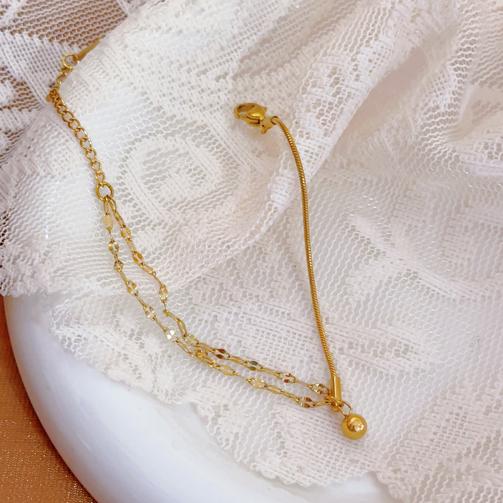 Europa y América nicho todo fósforo doble cadena de labios costura cadena de hueso de serpiente colgante de bola de acero pequeño acero chapado en titanio brazalete de oro de 18 quilates mujer