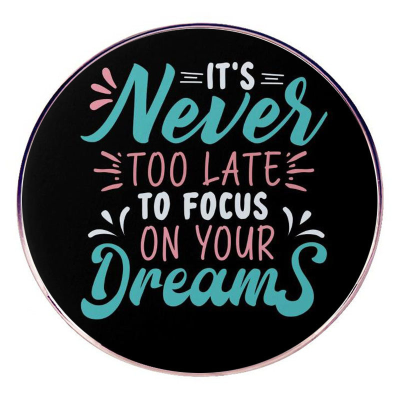 당신의 꿈에 집중하기에는 너무 늦지 않을 것입니다. 영감을주는 영어 핀 배지 금속 합금 배지 액세서리