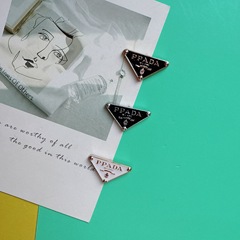ホット販売三角形レタープレートジュエリーアクセサリー diy アクセサリー卸売靴の花靴バックルクロスボーダー帽子ヘッドロープクリップ