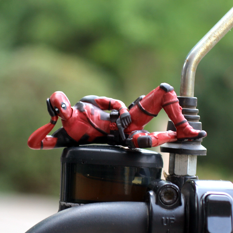 Batería de Deadpool motocicleta eléctrica decoración accesorios accesorios adornos de automóviles muñecas muñecas