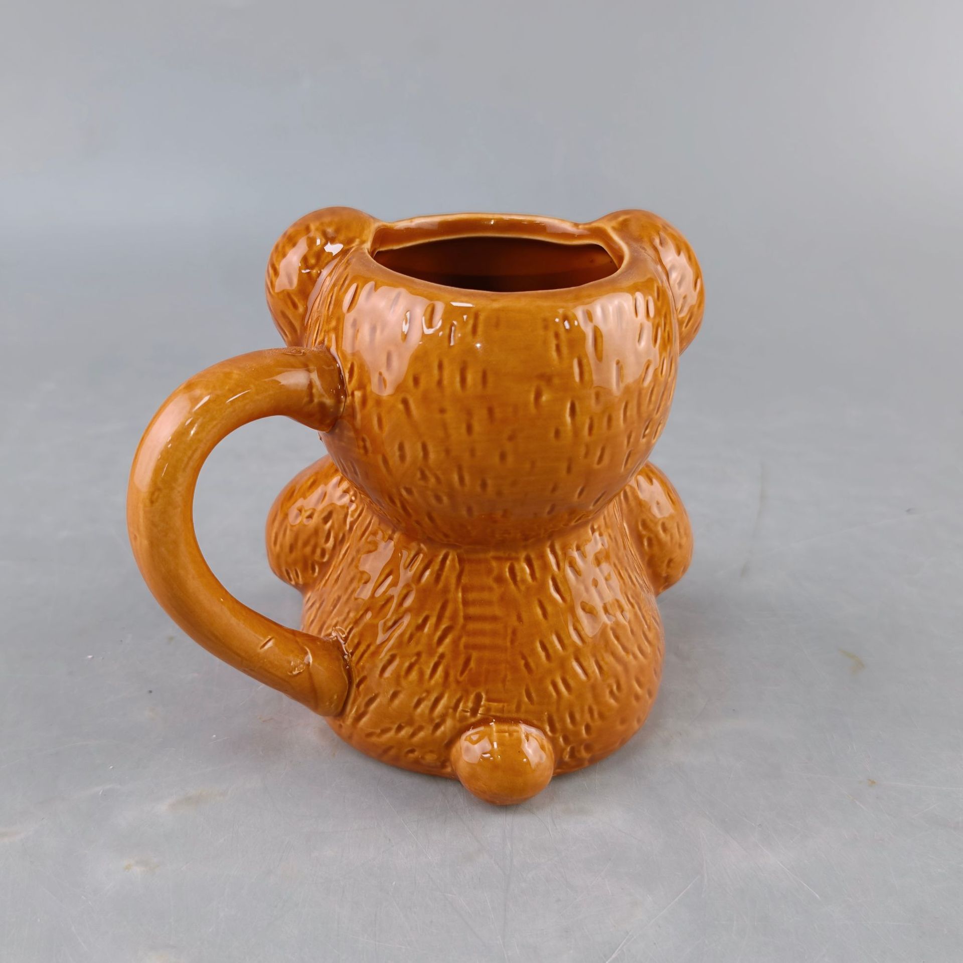 Taza de cerámica con diseño de oso de peluche, ideal para regalar a parejas en cumpleaños.