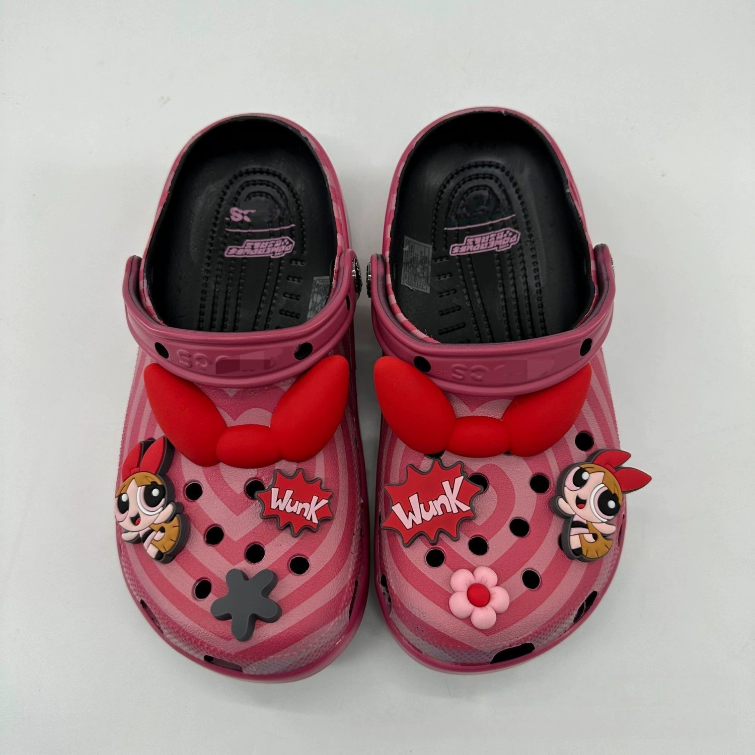 Подарочные аксессуары The Powerpuff Girls II эксклюзивные, стиль родитель-ребёнок Crocs, доступные для юных и женственных, могут быть оптовой продажей и отправкой от имени других.