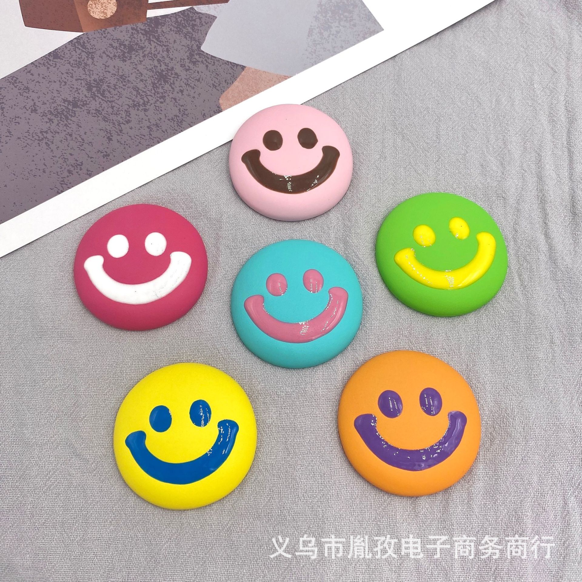 2022 Corea del Sur nuevo lindo color crema de dibujos animados cara sonriente parche accesorios DIY teléfono móvil Shell llavero material