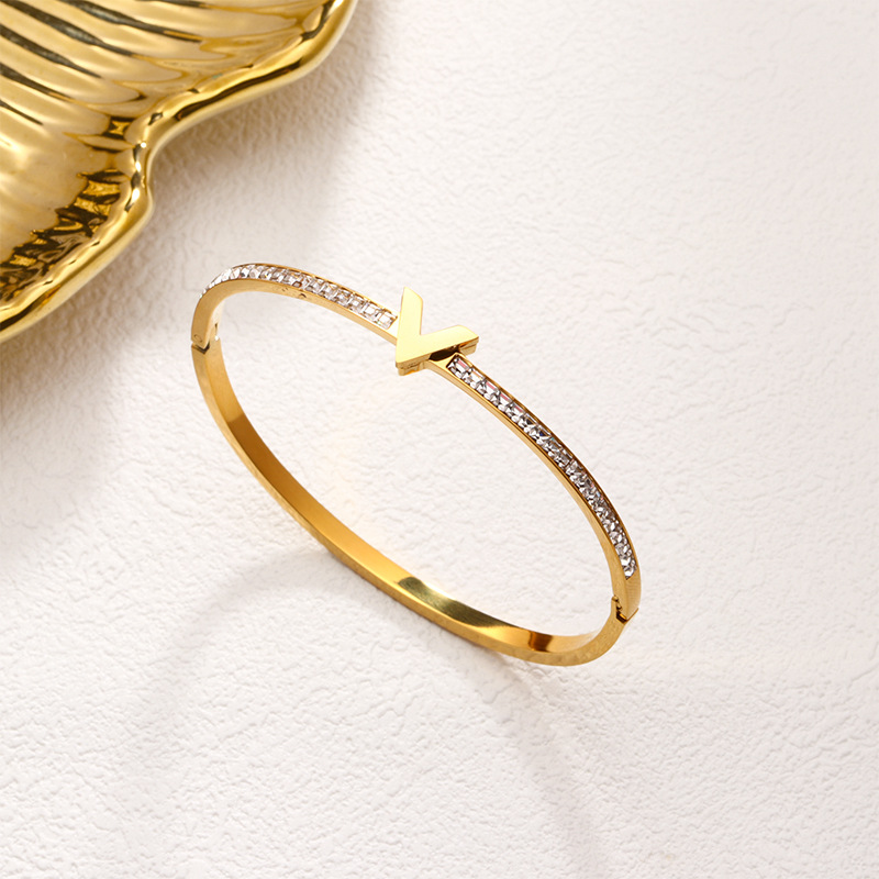 En stock fábrica directa Transfronteriza Popular electrochapado 18K pulsera de acero de titanio femenina personalidad no se desvanece moda nicho moda