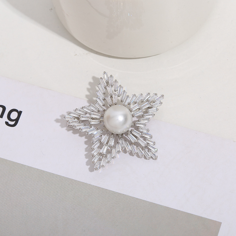 Estilo coreano popular estrella de cinco puntas forma pin moda OL escalera cuadrada circón broche ropa pin pequeña joyería al por mayor