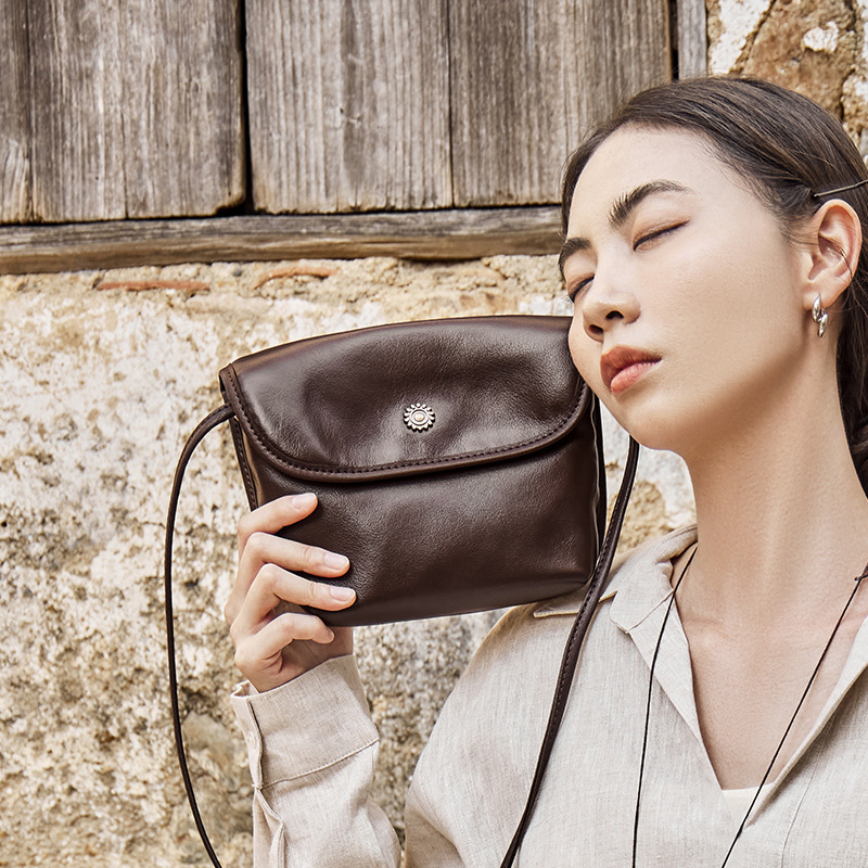 2026 New Spring and Summer Style Vegetable-Tanned Leather Bucket Bag, Niche Fashion Design, Shoulder Bag, High-End Women's Bag