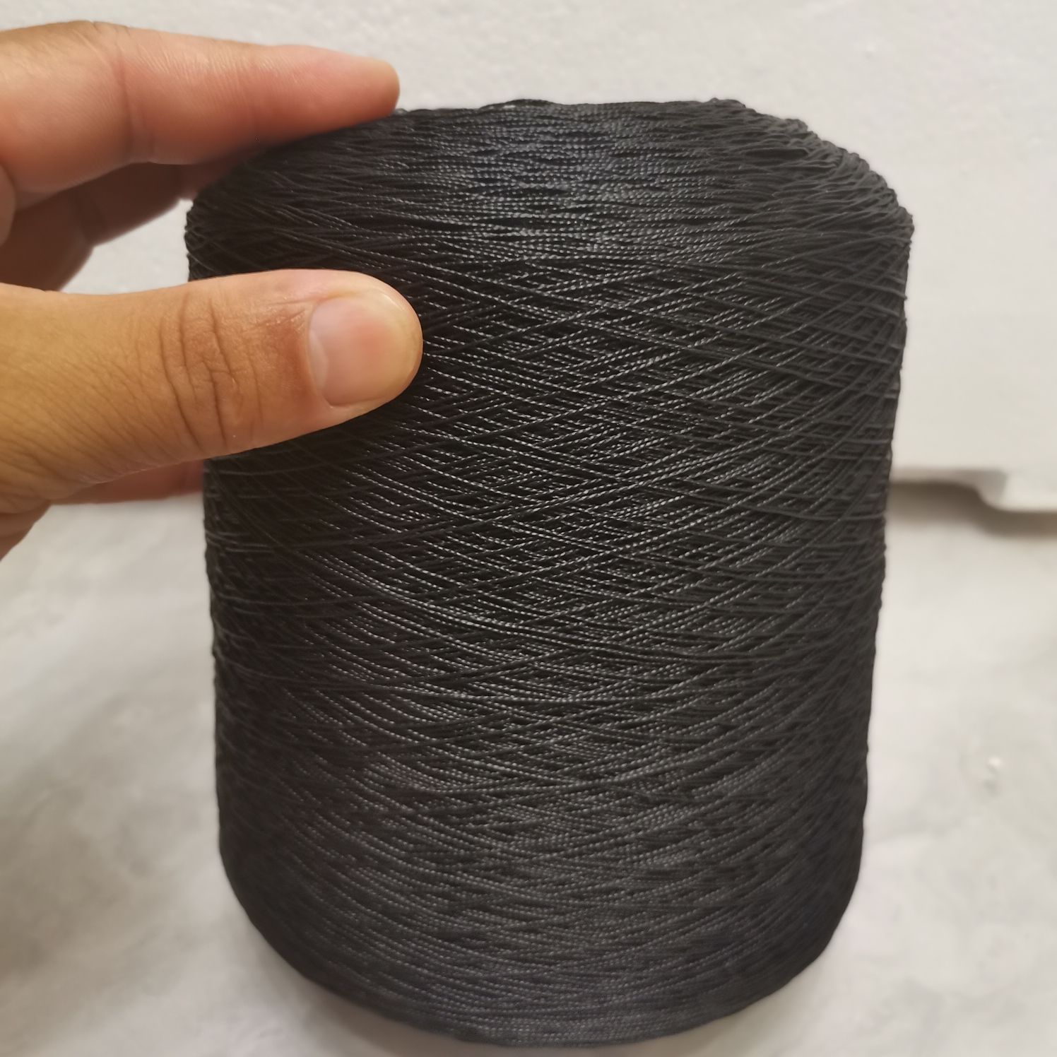 검은 색 0.4mm 롤은 길이가 약 4200 미터이고 약 2.4kg 입니다.