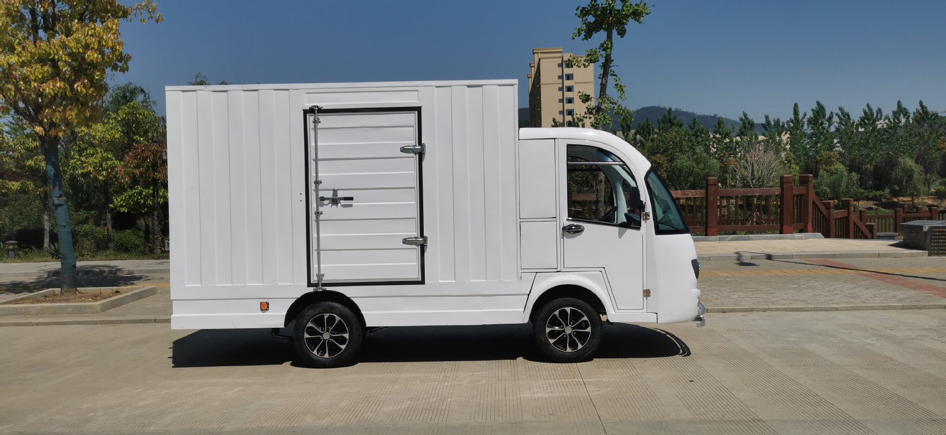 2座电动货箱载货车