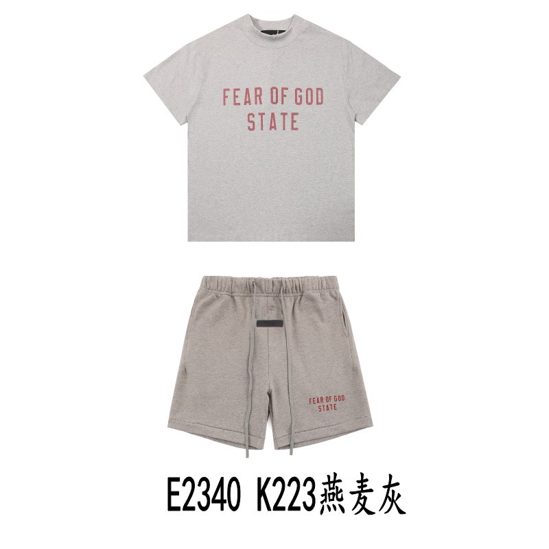 Una pieza de la marca de moda FOG de doble línea ESSENTIALS letra con lema impreso camiseta de manga corta para hombres y mujeres media manga en la calle