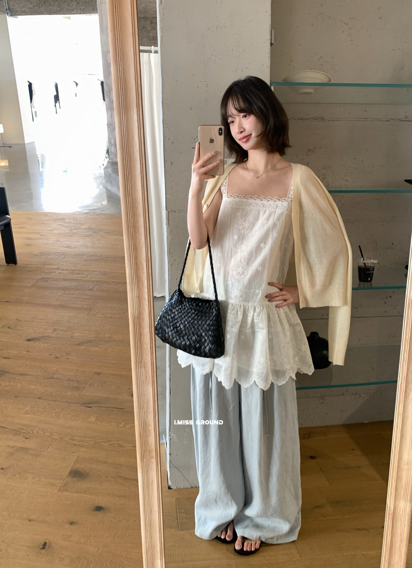 Đầm suông nữ ren hoa cổ yếm tay dây xếp tầng phối viền ren — màu trắng chi tiết 9