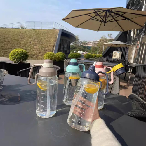 Large capacity water cup plastic cup outdoor portable space kettle with scale sports internet celebrity drinking straw cup gift