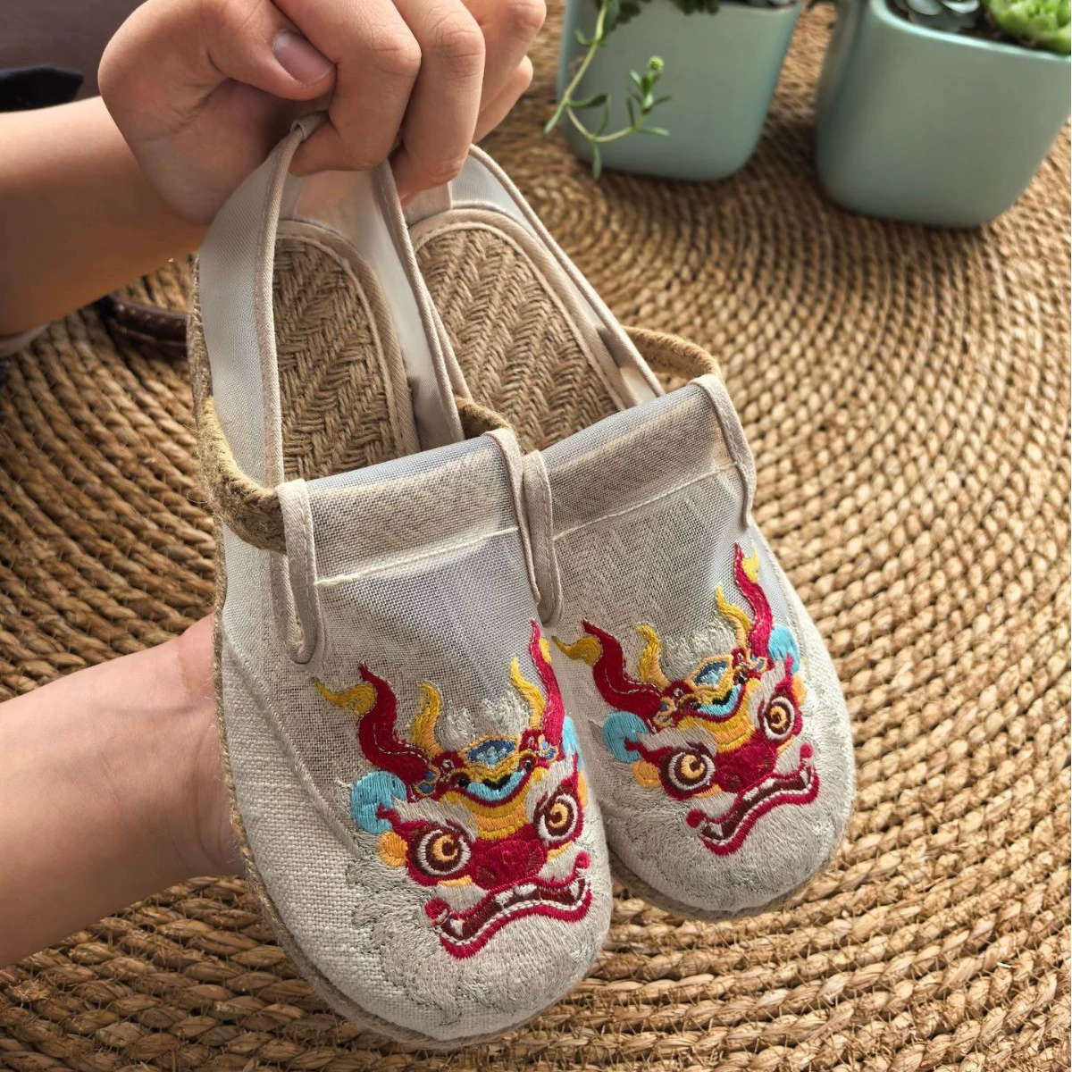 25 лет, новый стиль, тайваньская обувь с вышивкой, этнический стиль, старая пекинская тканевая обувь, повседневная дышащая марлевая обувь на плоской подошве с рисунком головы дракона