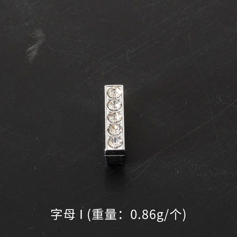 英語のアルファベットの数字の合金のネックレスのペンダントはダイヤモンドのブレスレットのペンダントのアイデアのアクセサリーの手作りのDIY材料を入れます。