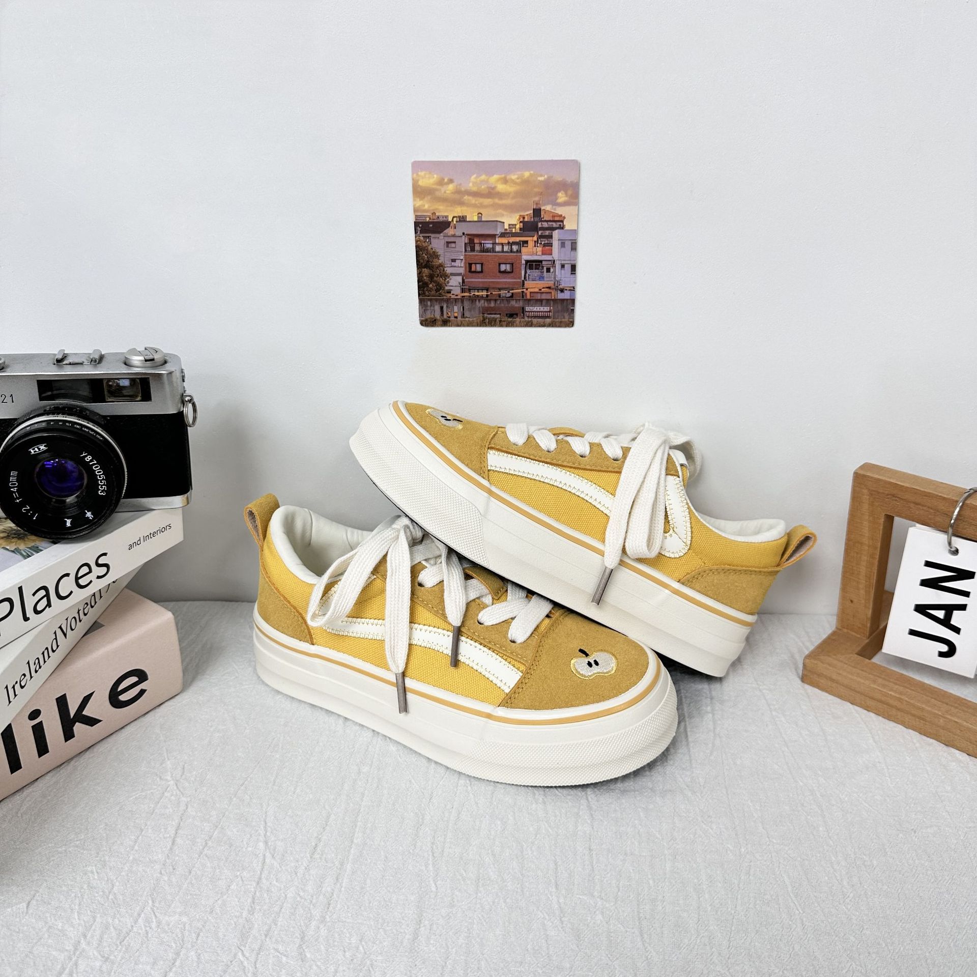 Yuanbo Apple bordado 2025 nuevo estilo de escuela de zapatos de entrenamiento alemán de suela gruesa estilo universal de moda zapatos deportivos casuales