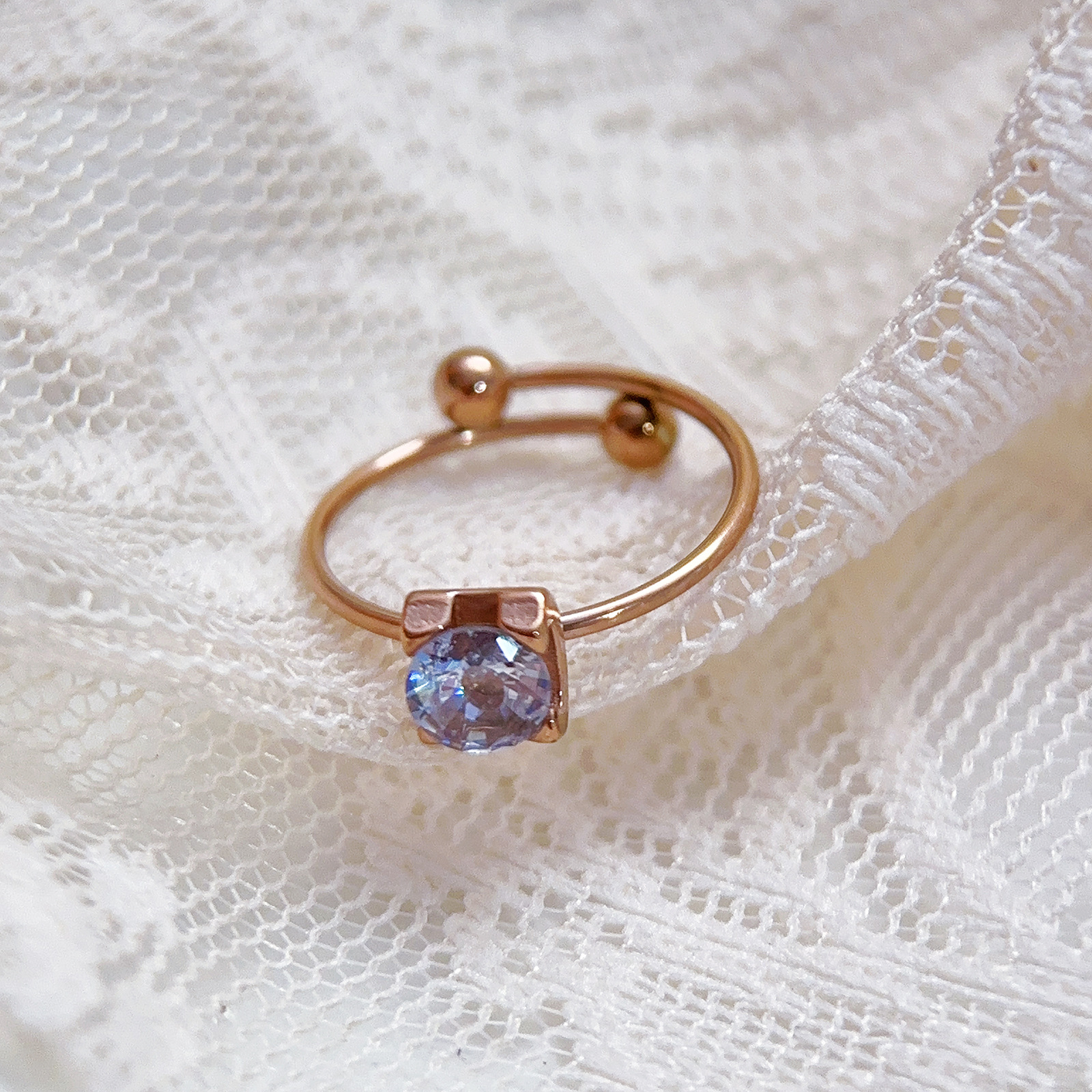 Anillo de circón redondo brillante de cuatro garras de oro rosa, lujo simple y ligero, anillo de oro de color de alta gama, incrustaciones de lujo ligero en vivo