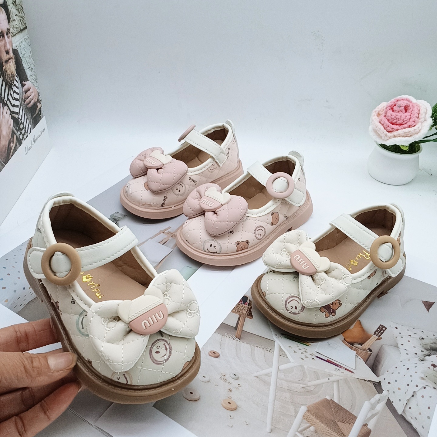 Zapatos de cuero de otoño para niñas, zapatos de punta cuadrada con dibujos animados para niñas pequeñas, zapatos planos de princesa de suela blanda, zapatos ligeros para niñas