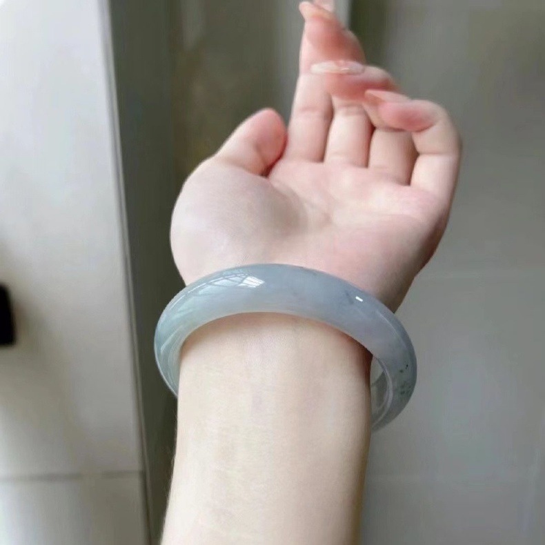 Vòng tay ngọc bích tự nhiên Lão Khanh dạng băng loại, màu xanh nhạt, size 53–62 chi tiết 3