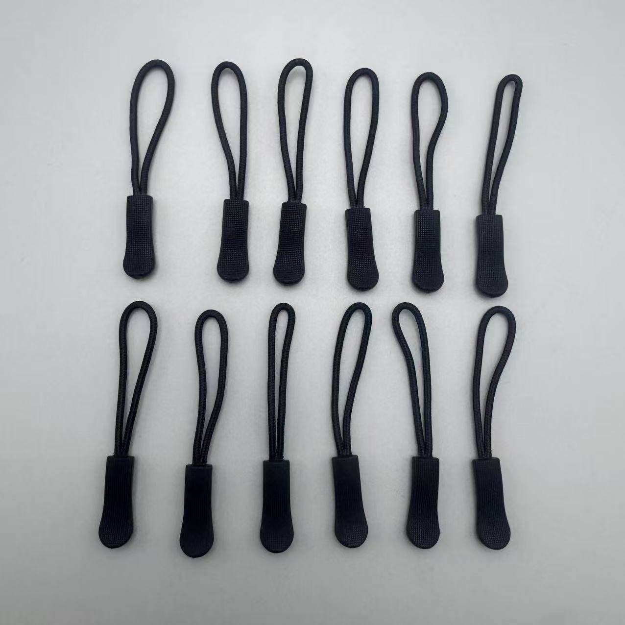 厂家现货黑色注塑毛毛虫拉尾绳服装箱包文具拉头拉链绳子光板PP料